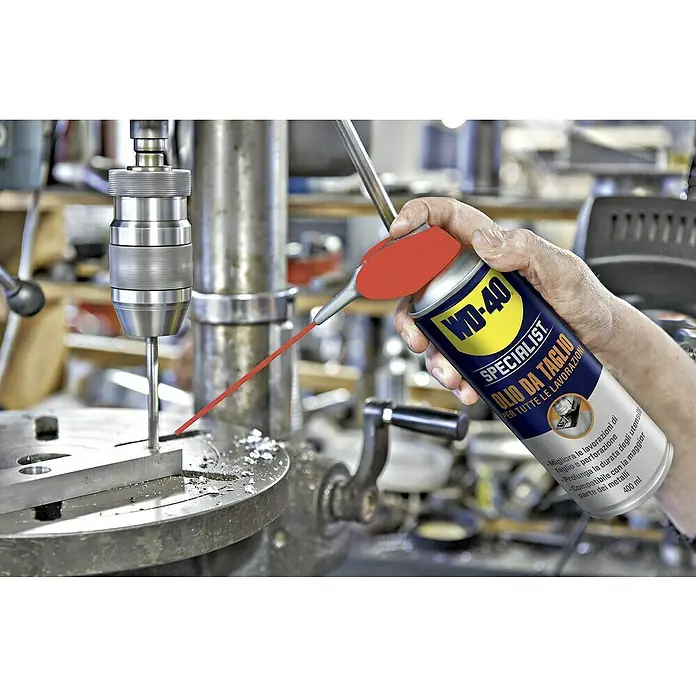 WD-40 Specialist Aceite de perforación y corte multiusos - 400 ml - Producto en uso