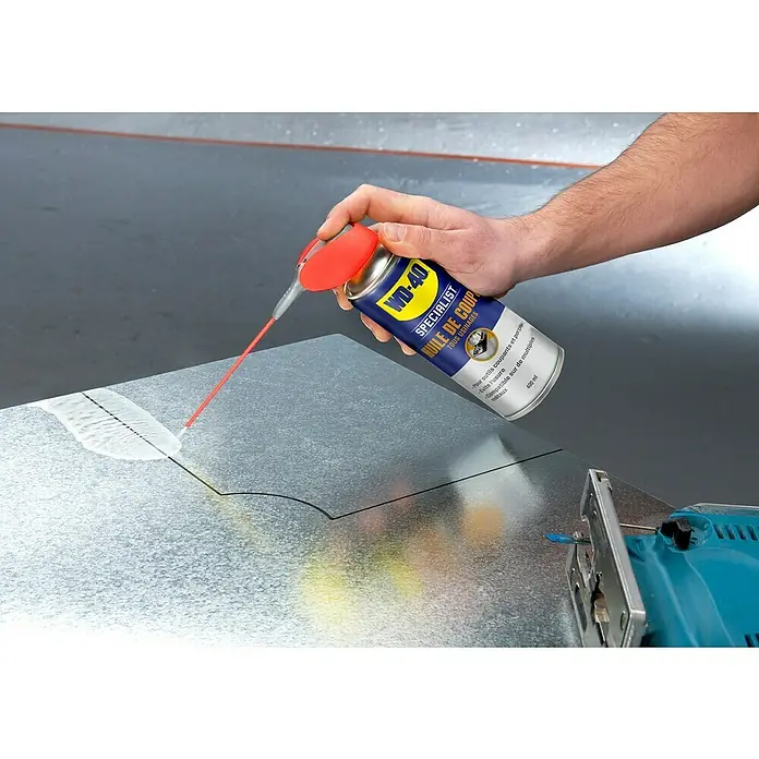 WD-40 Specialist Aceite de perforación y corte multiusos - 400 ml - Producto en uso