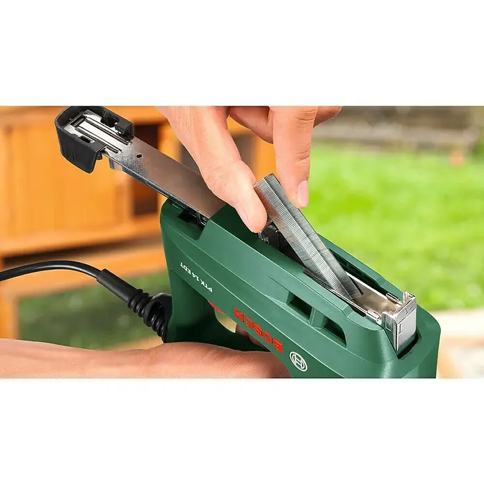 Bosch Elektrotacker PTK 14 EDT - Klammertiefe: 6 - 14 mm, 30 Impulse/min - Anwendungsbeispiel