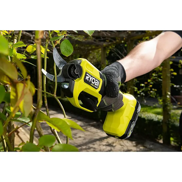 Ryobi ONE+ Accu-snoeischaar RY18SCXA-0 - 18 V, Li-ion, Excl. accu, Max. takdikte: 28 mm - Toepassingsvoorbeeld