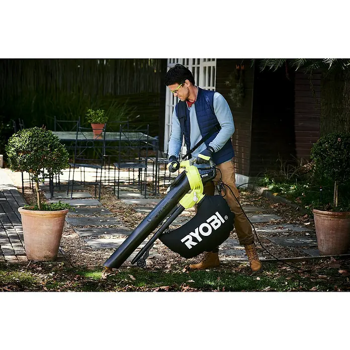 Ryobi Elektrische Bladblazer en zuiger RBV3000CESV - 3.000 W, Blaassnelheid: 375 km/u, 14 m³/min - Toepassingsvoorbeeld