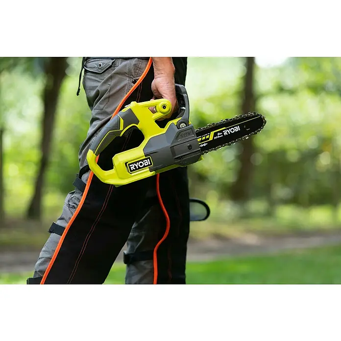 Ryobi ONE+ Accukettingzaag RY18CS20A-0 - 18 V, Li-ion, Excl. accu, Lengte zaagblad: 20 cm - Toepassingsvoorbeeld