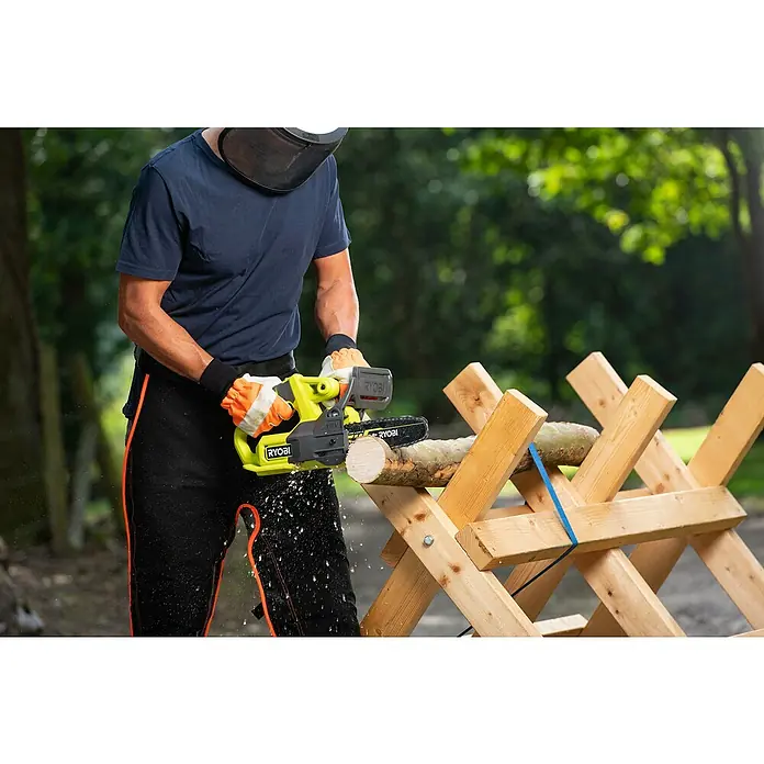 Ryobi ONE+ Accukettingzaag RY18CS20A-0 - 18 V, Li-ion, Excl. accu, Lengte zaagblad: 20 cm - Toepassingsvoorbeeld