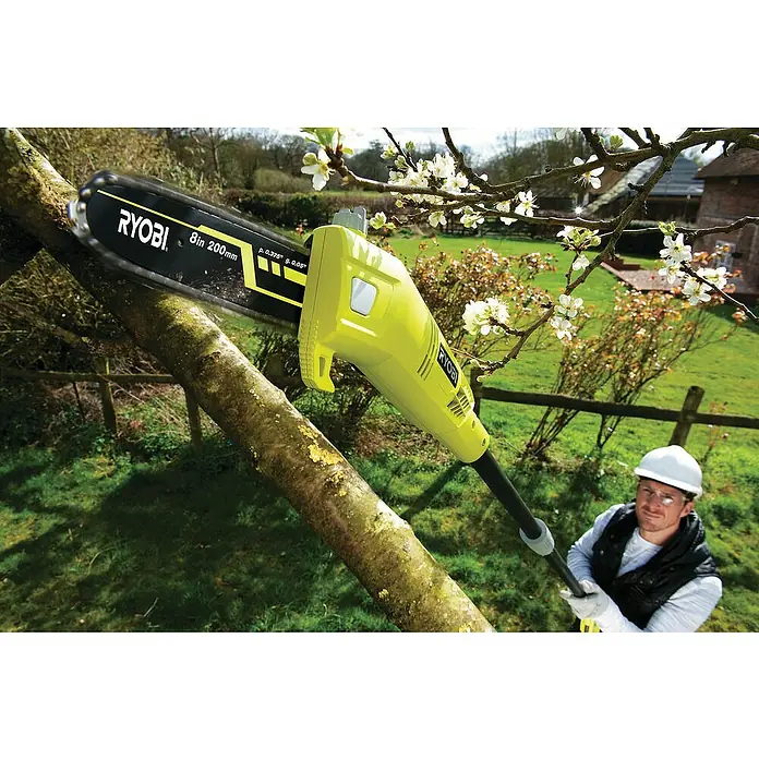 Ryobi Električna teleskopska verižna žaga [SI] RPP750S - 750 W, Delovna višina: 4 m - Primer uporabe