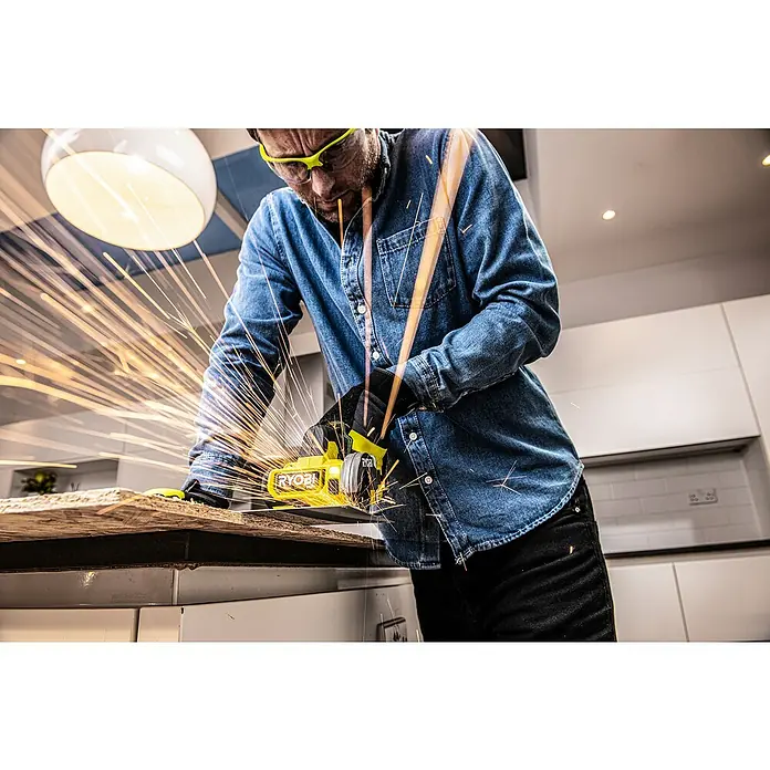 Ryobi ONE+HP Akku-Trennschleifer RCT18C-0 - 18 V, Ohne Akku, Max. Leerlaufdrehzahl: 20.000 U/min - Anwendungsbeispiel