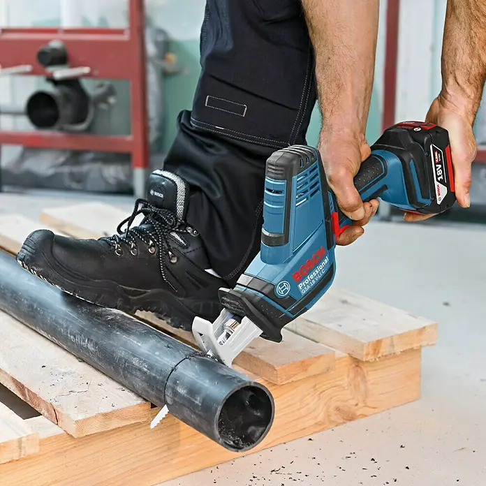 Bosch Professional Akumulatorska sabljasta pila GSA 18 V-LI C - 18 V, Litij-ionska, Bez akumulatora, Broj udaraca u praznom hodu: 0 - 2.700 podizaja/min - Proizvod u upotrebi