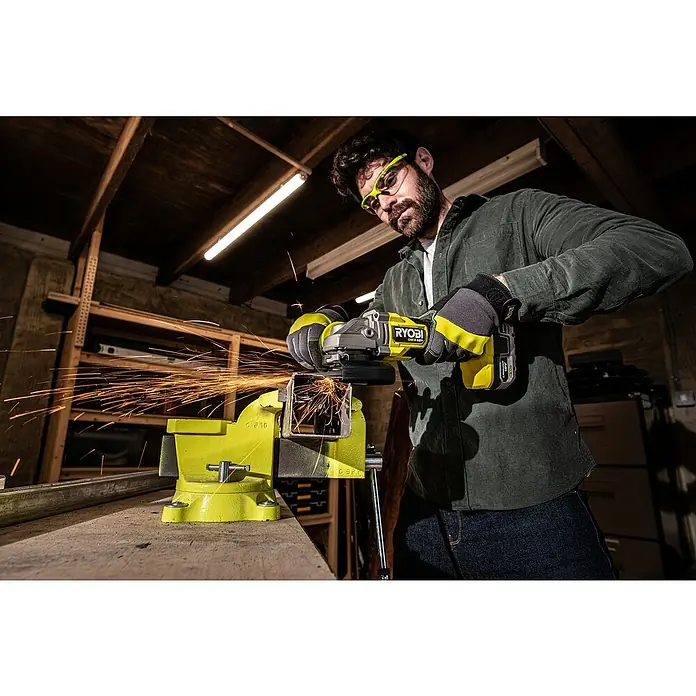 Ryobi ONE+HP Akku-Winkelschleifer RAG18X-0 Performance - 18 V, Ohne Akku, Durchmesser Scheibe: 125 mm - Anwendungsbeispiel