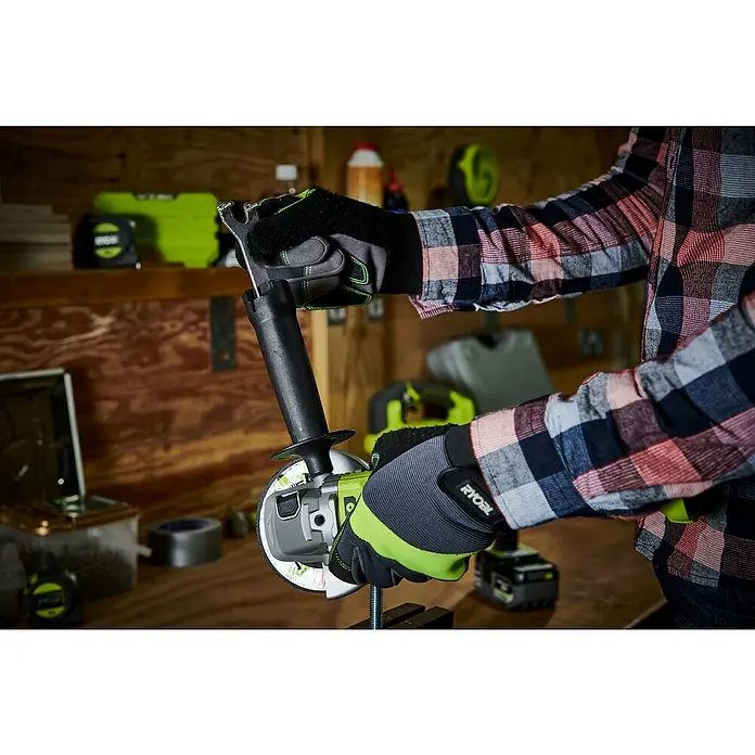 Ryobi ONE+ Akku-Winkelschleifer RAG18125-1C40S - 18 V, 1 Akku, 2 Ah, Durchmesser Scheibe: 125 mm - Anwendungsbeispiel