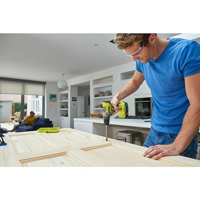 Ryobi ONE+ Taladro atornillador percutor de batería R18PD5-0 - 18 V, Sin batería, Número de revoluciones de marcha en vacío: 0 r.p.m. - 1.400 r.p.m. - Producto en uso