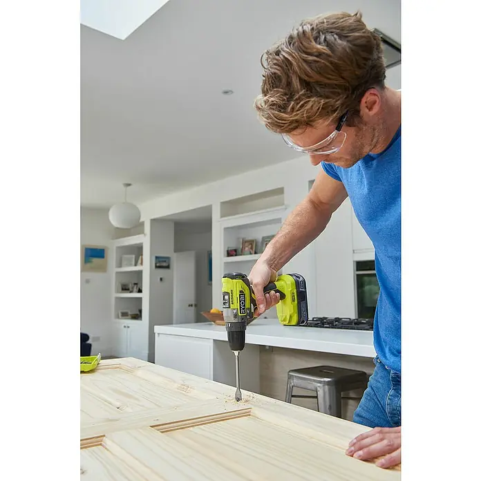 Ryobi ONE+ Taladro atornillador percutor de batería R18PD5-0 - 18 V, Sin batería, Número de revoluciones de marcha en vacío: 0 r.p.m. - 1.400 r.p.m. - Producto en uso