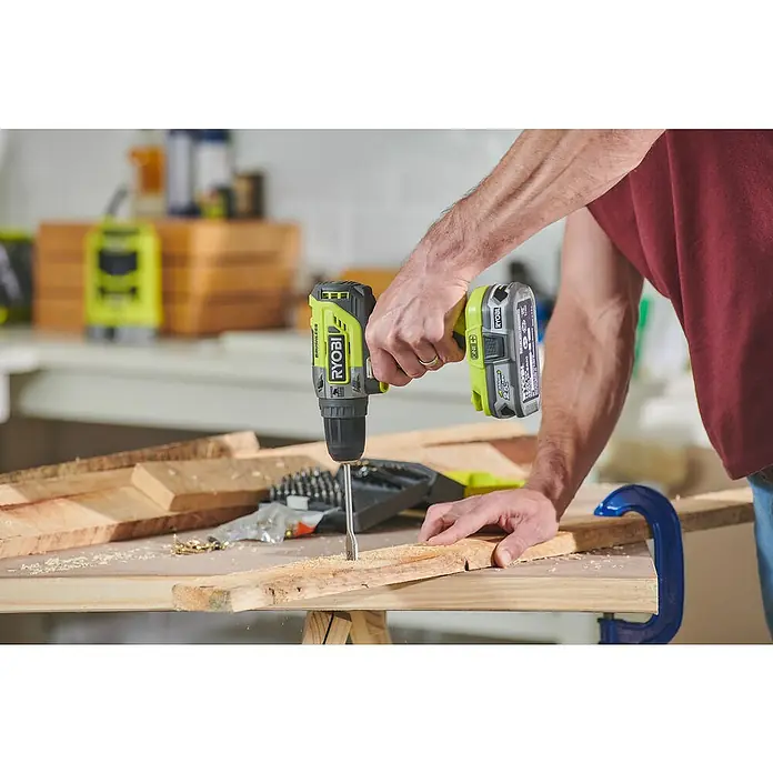 Ryobi ONE+ Taladro atornillador percutor de batería R18PD5-0 - 18 V, Sin batería, Número de revoluciones de marcha en vacío: 0 r.p.m. - 1.400 r.p.m. - Producto en uso