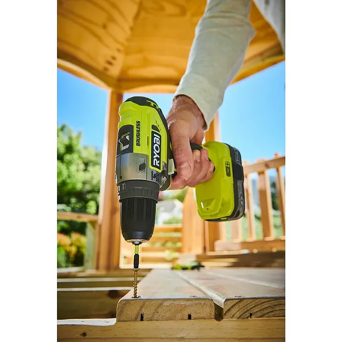 Ryobi ONE+ Taladro atornillador percutor de batería R18PD5-0 - 18 V, Sin batería, Número de revoluciones de marcha en vacío: 0 r.p.m. - 1.400 r.p.m. - Producto en uso