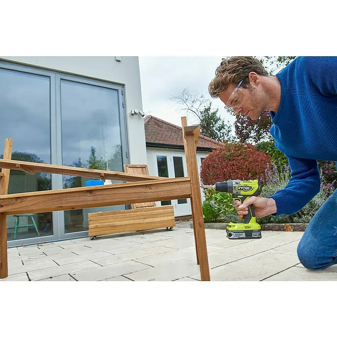 Ryobi ONE+ Taladro atornillador percutor de batería R18PD5-0 - 18 V, Sin batería, Número de revoluciones de marcha en vacío: 0 r.p.m. - 1.400 r.p.m. - Producto en uso