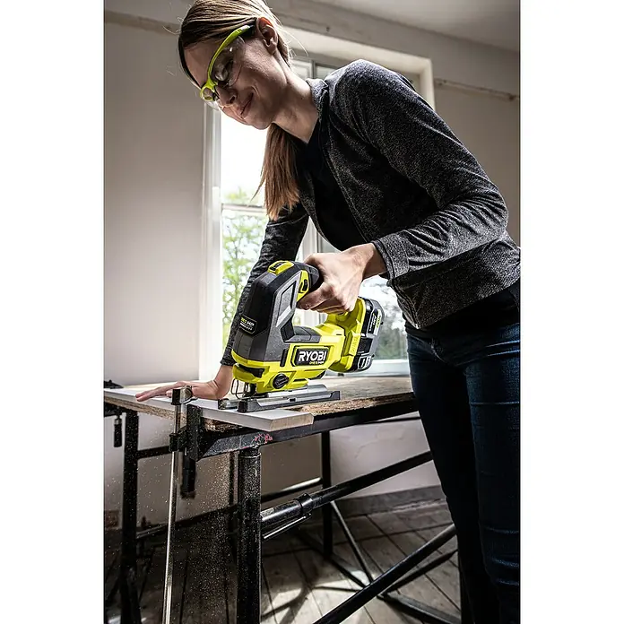 Ryobi ONE+HP Akku-Stichsäge RJS18X-0 Performance - 18 V, Ohne Akku, Leerlaufhubzahl: 800 - 3.400 Hübe/min - Anwendungsbeispiel