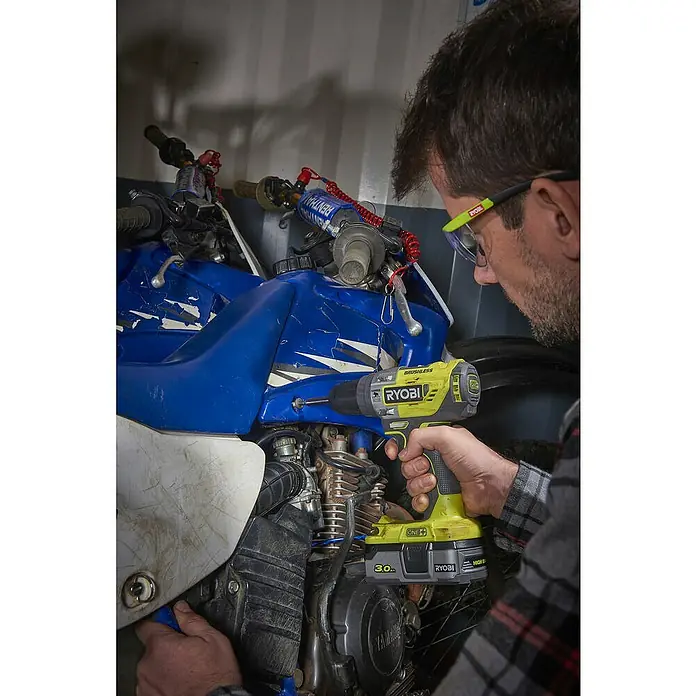 Ryobi ONE+ Taladro atornillador percutor de batería R18PD5-0 - 18 V, Sin batería, Número de revoluciones de marcha en vacío: 0 r.p.m. - 1.400 r.p.m. - Producto en uso
