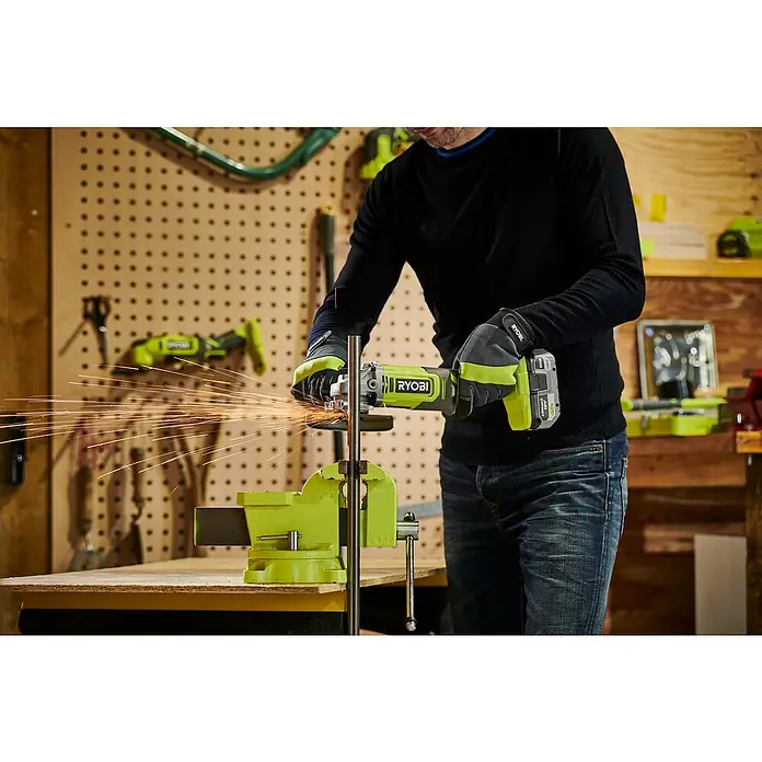 Ryobi ONE+ Akku-Winkelschleifer RAG18125-1C40S - 18 V, 1 Akku, 2 Ah, Durchmesser Scheibe: 125 mm - Anwendungsbeispiel