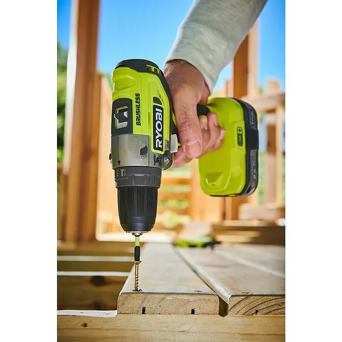 Ryobi ONE+ Taladro atornillador percutor de batería R18PD5-0 - 18 V, Sin batería, Número de revoluciones de marcha en vacío: 0 r.p.m. - 1.400 r.p.m. - Producto en uso
