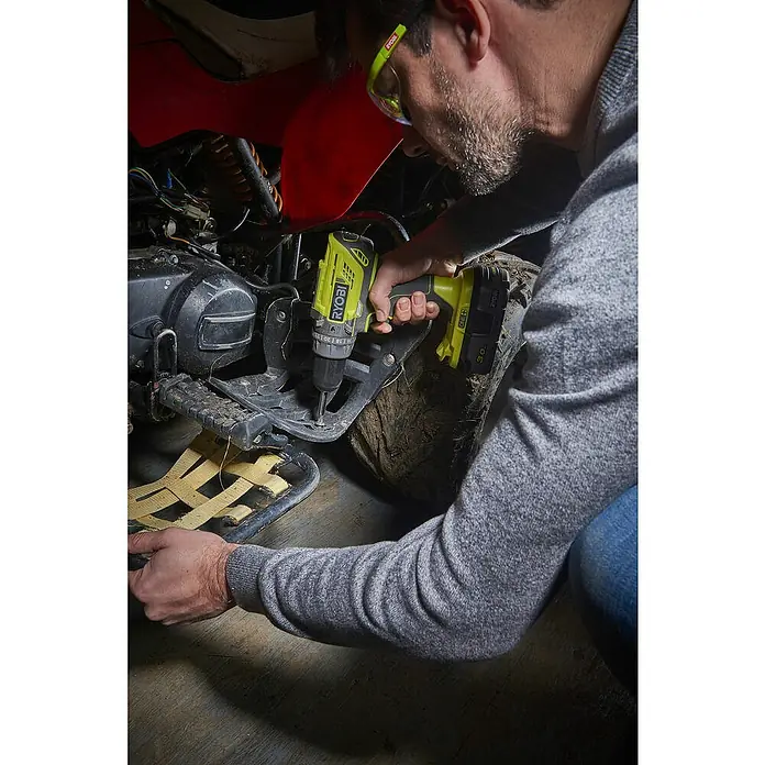 Ryobi ONE+ Taladro atornillador percutor de batería R18PD5-0 - 18 V, Sin batería, Número de revoluciones de marcha en vacío: 0 r.p.m. - 1.400 r.p.m. - Producto en uso
