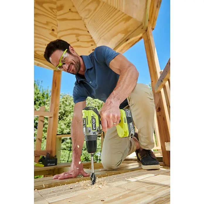 Ryobi ONE+ Taladro atornillador percutor de batería R18PD5-0 - 18 V, Sin batería, Número de revoluciones de marcha en vacío: 0 r.p.m. - 1.400 r.p.m. - Producto en uso