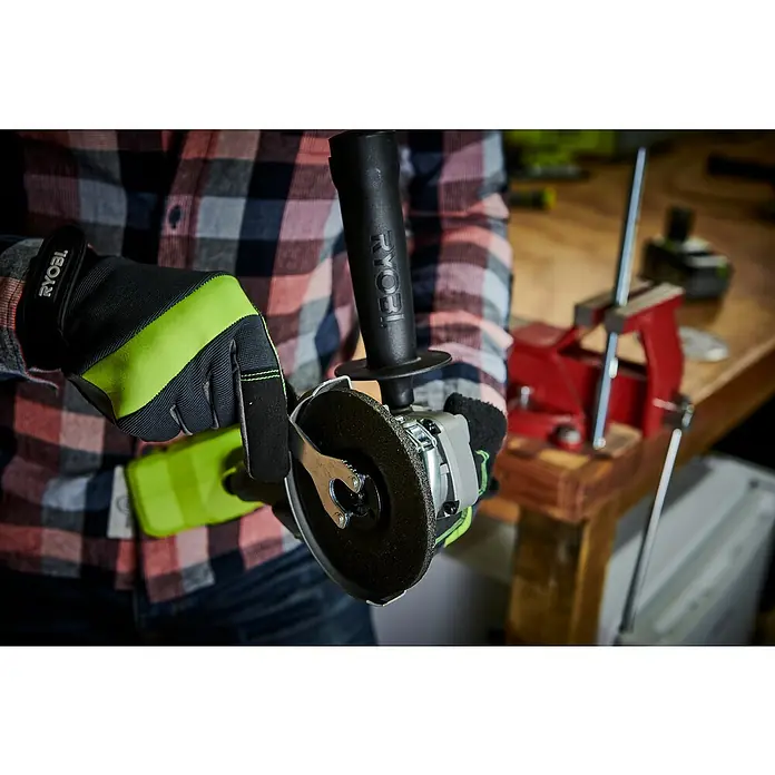 Ryobi ONE+ Akku-Winkelschleifer RAG18125-1C40S - 18 V, 1 Akku, 2 Ah, Durchmesser Scheibe: 125 mm - Anwendungsbeispiel