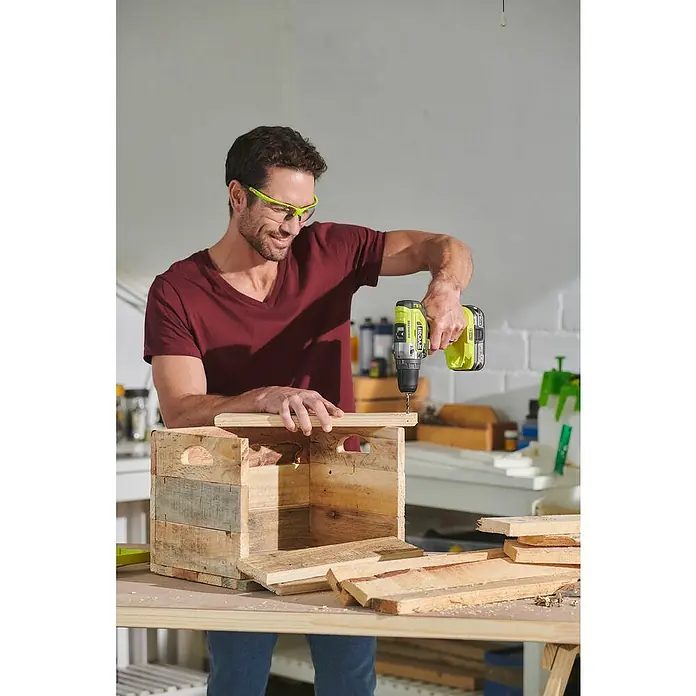 Ryobi ONE+ Taladro atornillador percutor de batería R18PD5-0 - 18 V, Sin batería, Número de revoluciones de marcha en vacío: 0 r.p.m. - 1.400 r.p.m. - Producto en uso