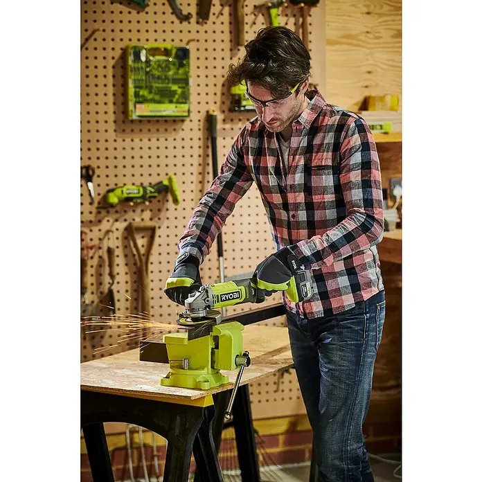 Ryobi ONE+ Akku-Winkelschleifer RAG18125-1C40S - 18 V, 1 Akku, 2 Ah, Durchmesser Scheibe: 125 mm - Anwendungsbeispiel