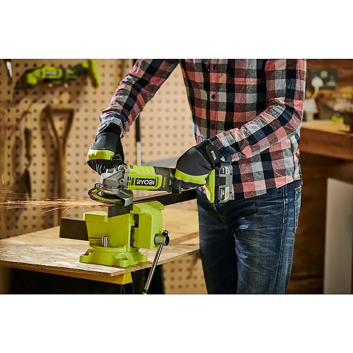Ryobi ONE+ Akku-Winkelschleifer RAG18125-1C40S - 18 V, 1 Akku, 2 Ah, Durchmesser Scheibe: 125 mm - Anwendungsbeispiel