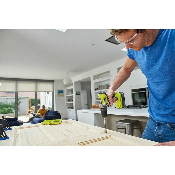 Ryobi ONE+ Taladro atornillador percutor de batería R18PD5-0 - 18 V, Sin batería, Número de revoluciones de marcha en vacío: 0 r.p.m. - 1.400 r.p.m. - Producto en uso