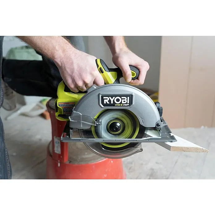Ryobi ONE+HP Akku-Handkreissäge RCS18X-0 Performance - 18 V, Ohne Akku, 4.500 U/min - Anwendungsbeispiel