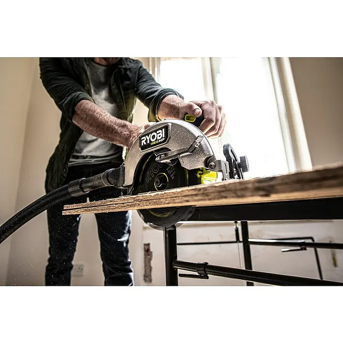 Ryobi ONE+HP Akku-Handkreissäge RCS18X-0 Performance - 18 V, Ohne Akku, 4.500 U/min - Anwendungsbeispiel