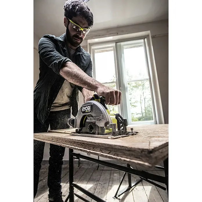 Ryobi ONE+HP Akku-Handkreissäge RCS18X-0 Performance - 18 V, Ohne Akku, 4.500 U/min - Anwendungsbeispiel