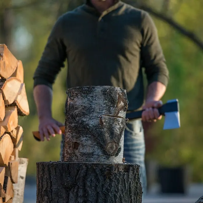 Fiskars Sjekira za cijepanje X 25 - Duljina: 72 cm, 1.830 g - Proizvod u upotrebi