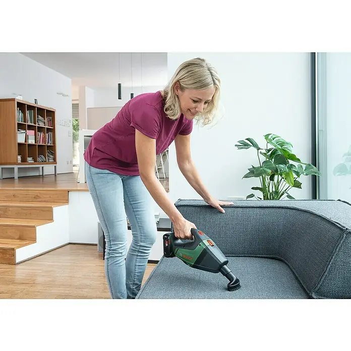 Bosch 18 V Power for All Akku-Handstaubsauger UniversalVac 18 - 18 V, 1 Akku, 2,5 Ah, Behältervolumen: 0,5 l - Anwendungsbeispiel