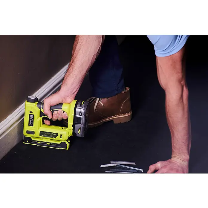 Ryobi ONE+ Akku-Tacker R18ST50-0 - 18 V, Li-Ionen, Anzahl Akkus: Ohne Akku - Anwendungsbeispiel