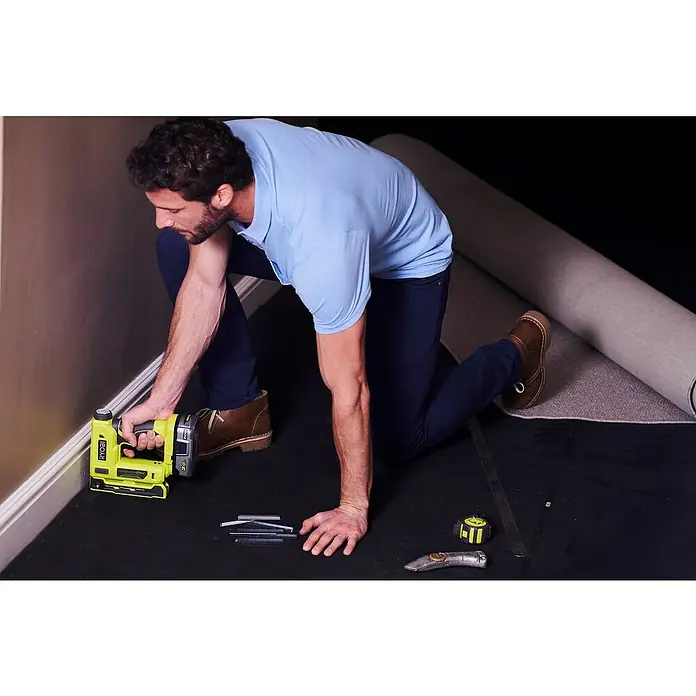Ryobi ONE+ Akku-Tacker R18ST50-0 - 18 V, Li-Ionen, Anzahl Akkus: Ohne Akku - Anwendungsbeispiel