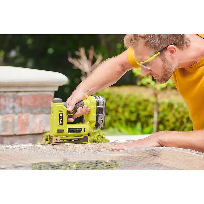 Ryobi ONE+ Akku-Tacker R18ST50-0 - 18 V, Li-Ionen, Anzahl Akkus: Ohne Akku - Anwendungsbeispiel