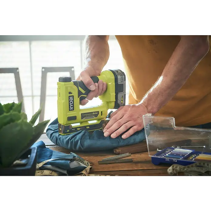 Ryobi ONE+ Akku-Tacker R18ST50-0 - 18 V, Li-Ionen, Anzahl Akkus: Ohne Akku - Anwendungsbeispiel