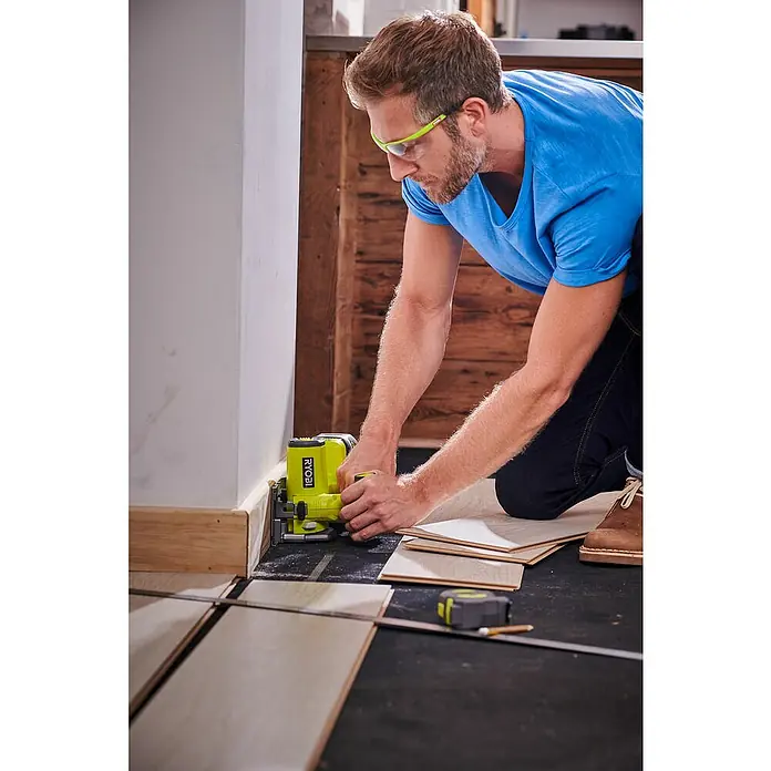 Ryobi ONE+ Akku-Tauchsäge R18MMS-0 - 18 V, Ohne Akku, Leerlaufdrehzahl: 4.250 U/min - Anwendungsbeispiel