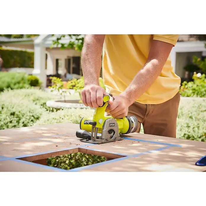 Ryobi ONE+ Akku-Tauchsäge R18MMS-0 - 18 V, Ohne Akku, Leerlaufdrehzahl: 4.250 U/min - Anwendungsbeispiel