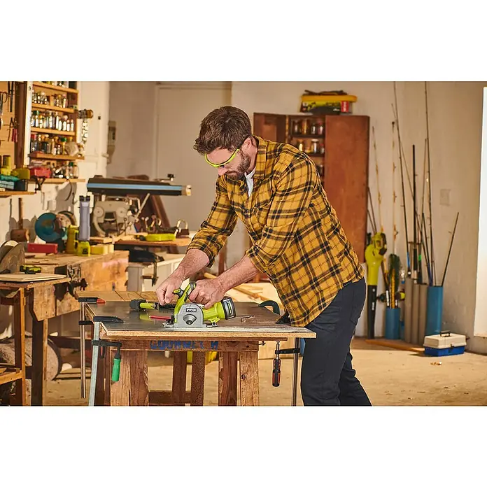 Ryobi ONE+ Akku-Tauchsäge R18MMS-0 - 18 V, Ohne Akku, Leerlaufdrehzahl: 4.250 U/min - Anwendungsbeispiel