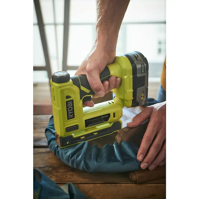 Ryobi ONE+ Akku-Tacker R18ST50-0 - 18 V, Li-Ionen, Anzahl Akkus: Ohne Akku - Anwendungsbeispiel