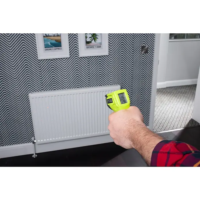 Ryobi Infrarot-Thermometer RBIRT08 - Messbereich: -50 °C bis +500 °C - Anwendungsbeispiel