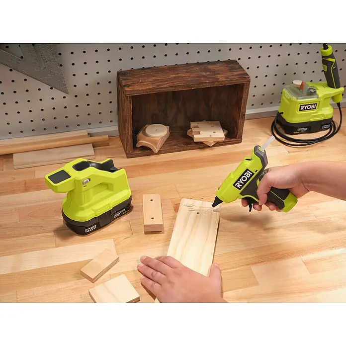 Ryobi ONE+ Akku-Heißklebepistole RGLM18-0 - 18 V, Ohne Akku, Durchmesser Klebepatrone: 7 mm - Anwendungsbeispiel