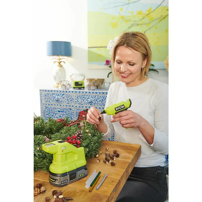 Ryobi ONE+ Akku-Heißklebepistole RGLM18-0 - 18 V, Ohne Akku, Durchmesser Klebepatrone: 7 mm - Anwendungsbeispiel