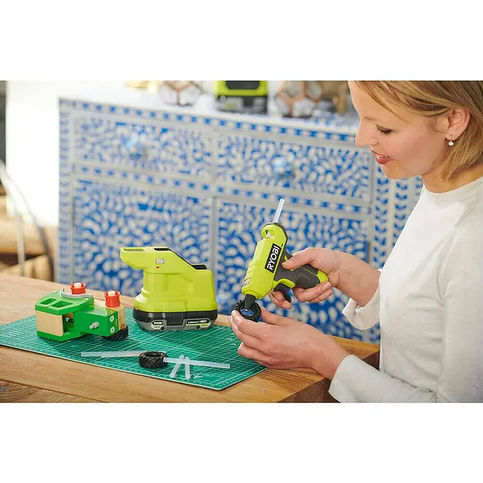 Ryobi ONE+ Akku-Heißklebepistole RGLM18-0 - 18 V, Ohne Akku, Durchmesser Klebepatrone: 7 mm - Anwendungsbeispiel