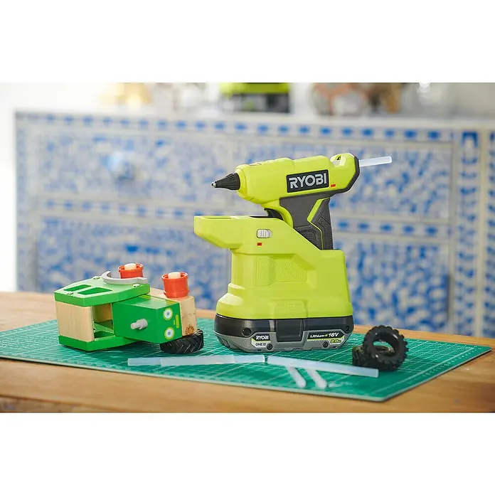 Ryobi ONE+ Akku-Heißklebepistole RGLM18-0 - 18 V, Ohne Akku, Durchmesser Klebepatrone: 7 mm - Stimmungsaufnahme