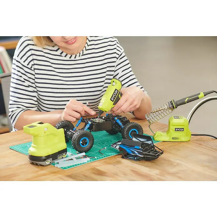 Ryobi ONE+ Akku-Heißklebepistole RGLM18-0 - 18 V, Ohne Akku, Durchmesser Klebepatrone: 7 mm - Anwendungsbeispiel