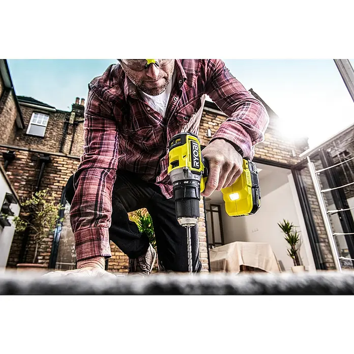 Ryobi ONE+ Akku-Schlagbohrschrauber-Set RPD18C-320S - 18 V, 2 Ah, 2 Akkus, Leerlaufdrehzahl: 0 U/min - 1.700 U/min - Anwendungsbeispiel