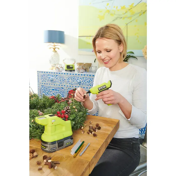 Ryobi ONE+ Akku-Heißklebepistole RGLM18-0 - 18 V, Ohne Akku, Durchmesser Klebepatrone: 7 mm - Anwendungsbeispiel