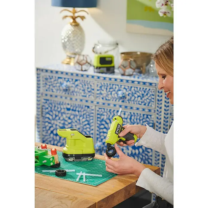 Ryobi ONE+ Akku-Heißklebepistole RGLM18-0 - 18 V, Ohne Akku, Durchmesser Klebepatrone: 7 mm - Anwendungsbeispiel